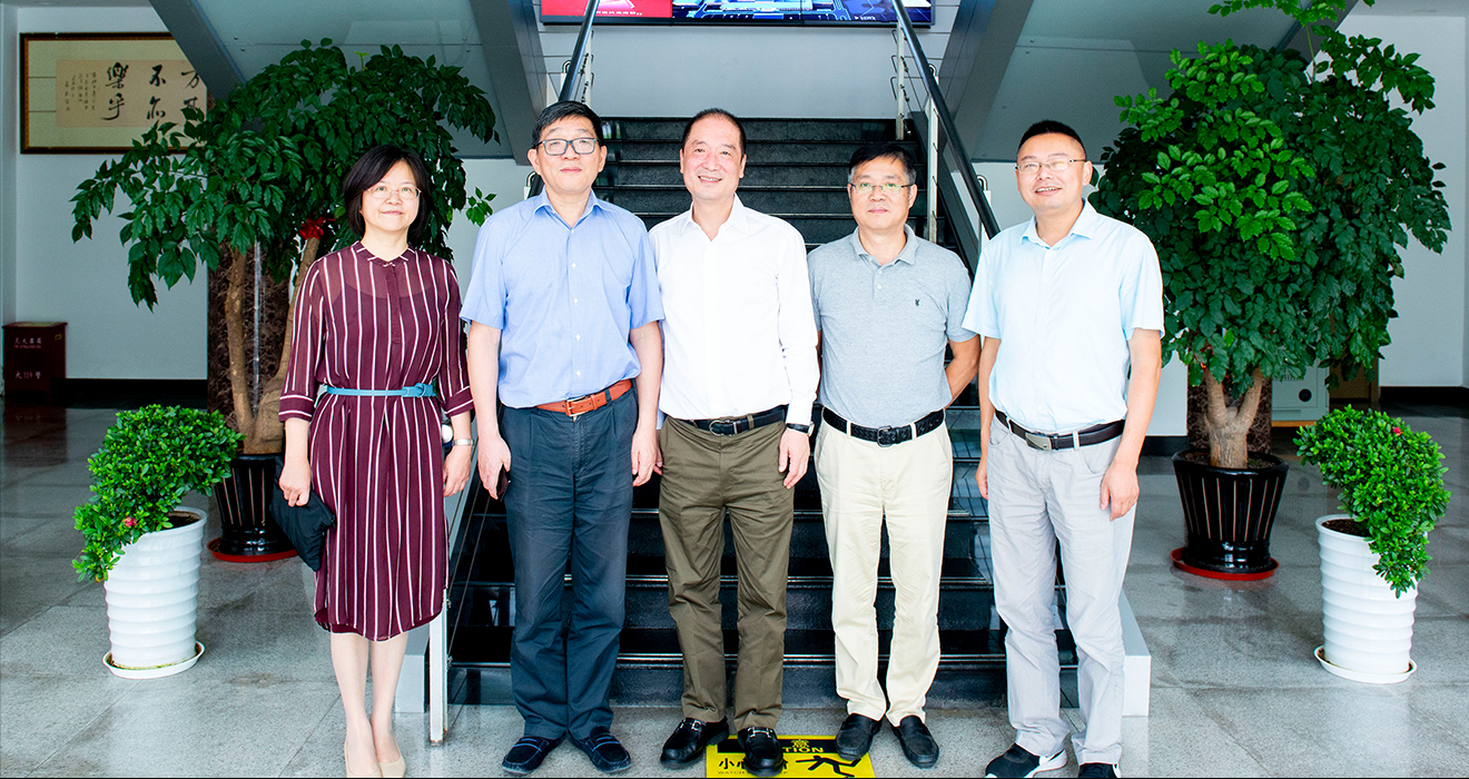 区税务局领导莅临我司视察指导工作(图2) 区税务局领导莅临我司视察指导工作(图2)